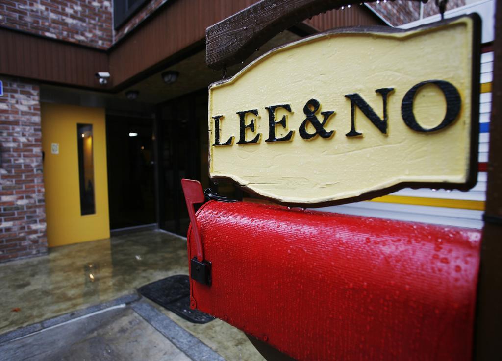 Lee & No Guesthouse Hongdae Сеул Экстерьер фото