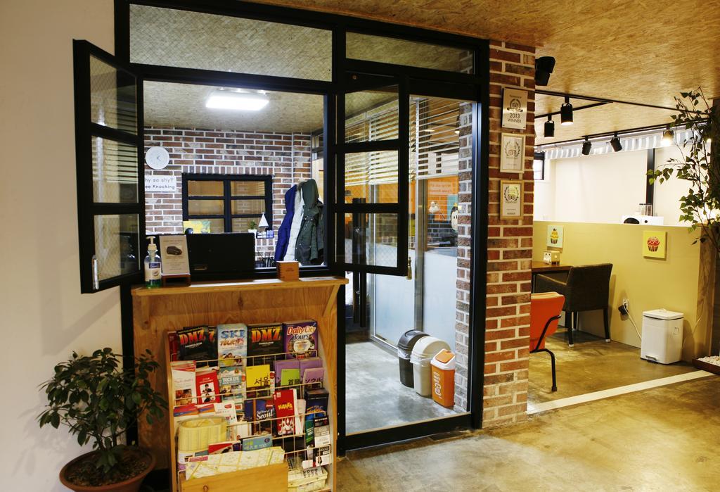 Lee & No Guesthouse Hongdae Сеул Экстерьер фото