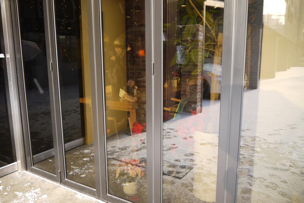 Lee & No Guesthouse Hongdae Сеул Экстерьер фото