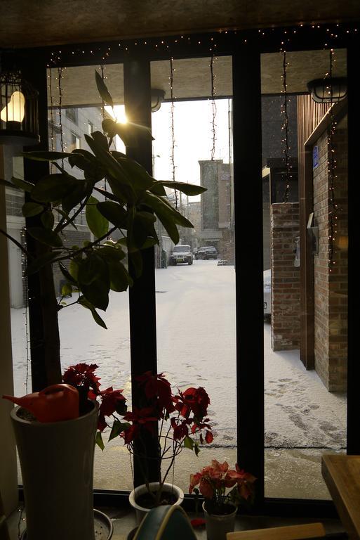 Lee & No Guesthouse Hongdae Сеул Экстерьер фото
