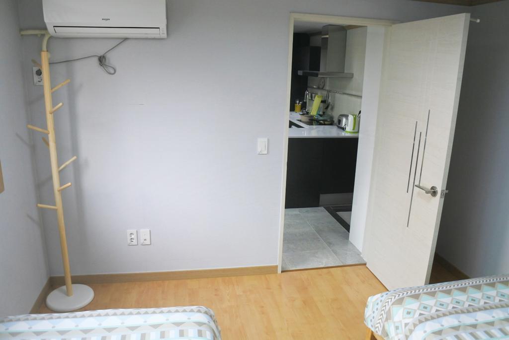 Lee & No Guesthouse Hongdae Сеул Экстерьер фото