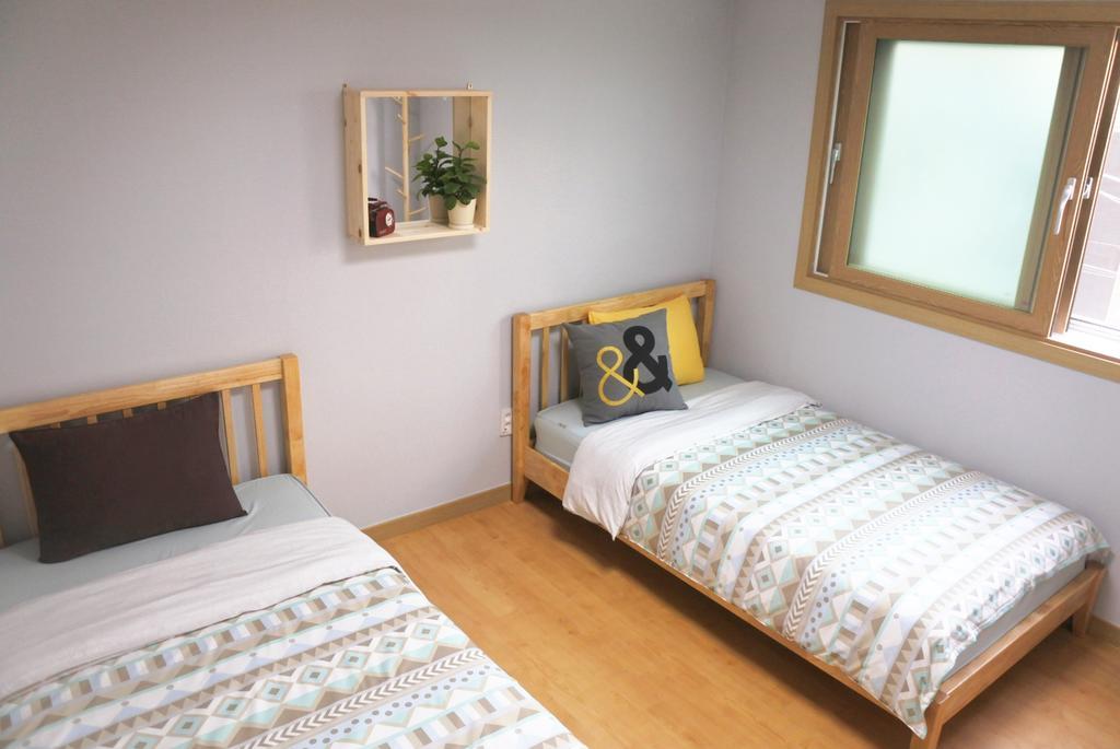 Lee & No Guesthouse Hongdae Сеул Экстерьер фото