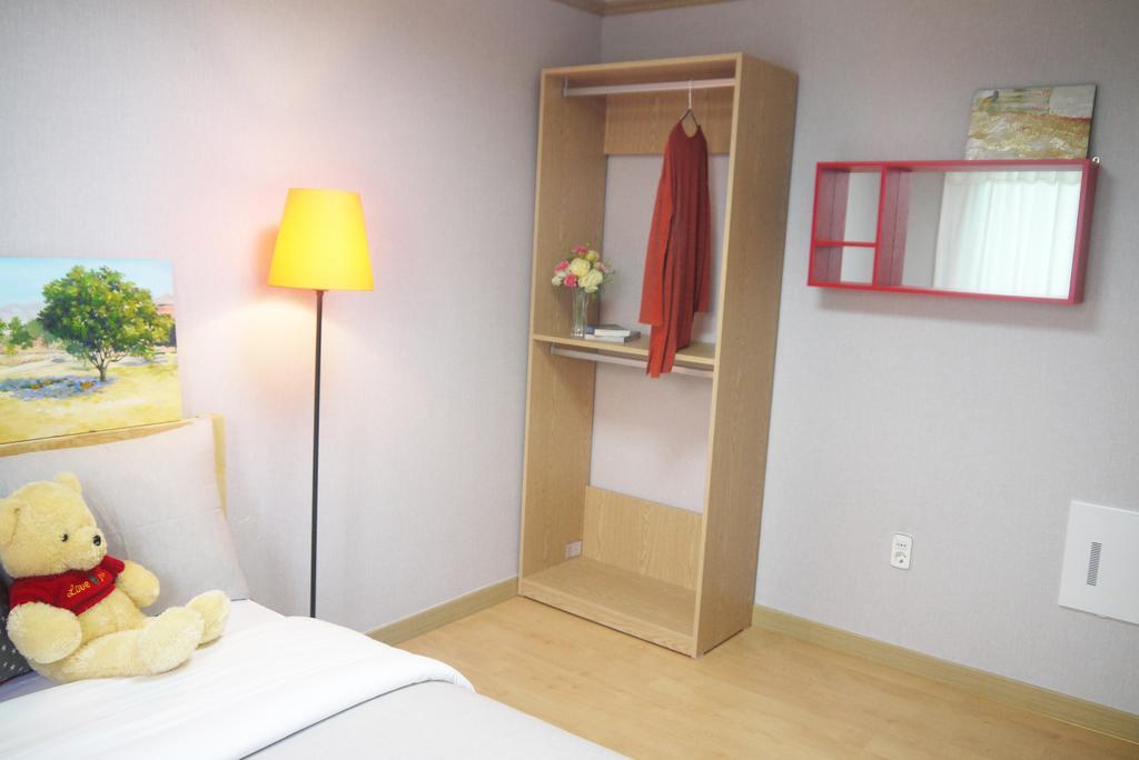 Lee & No Guesthouse Hongdae Сеул Экстерьер фото