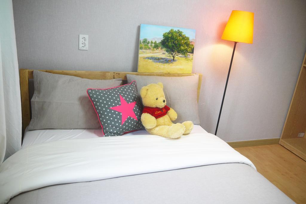 Lee & No Guesthouse Hongdae Сеул Экстерьер фото