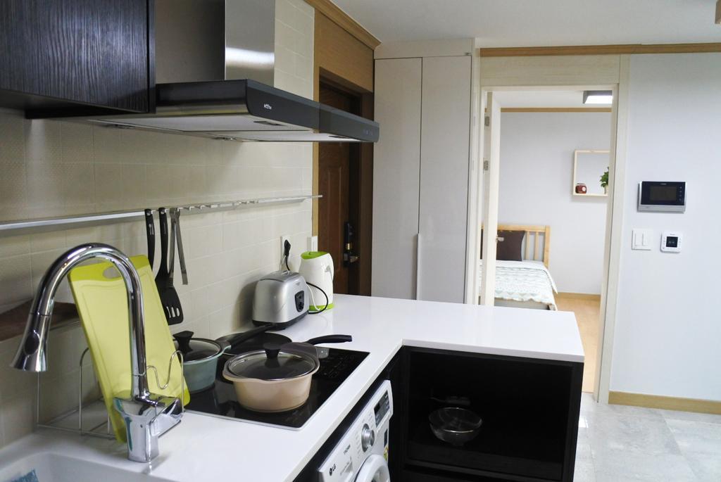 Lee & No Guesthouse Hongdae Сеул Экстерьер фото