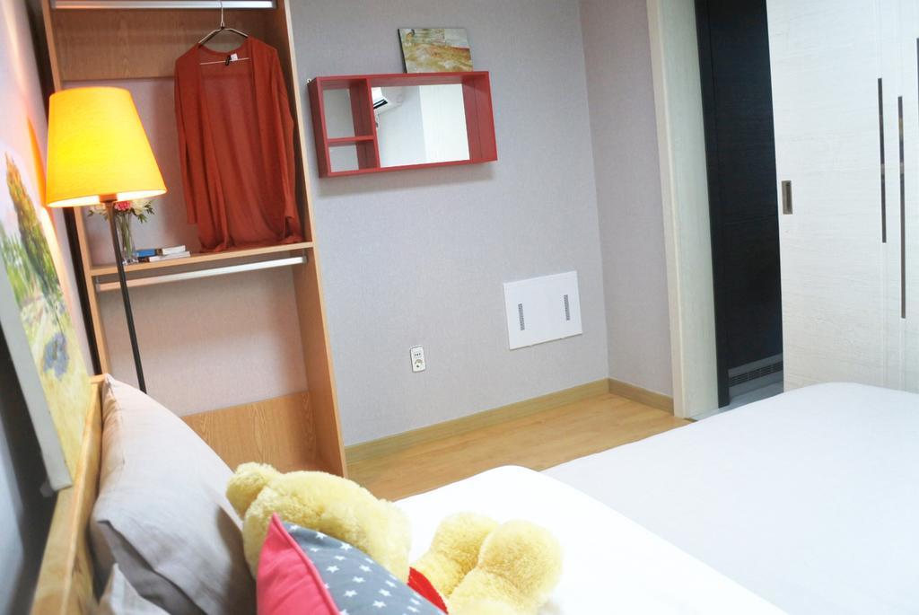 Lee & No Guesthouse Hongdae Сеул Экстерьер фото