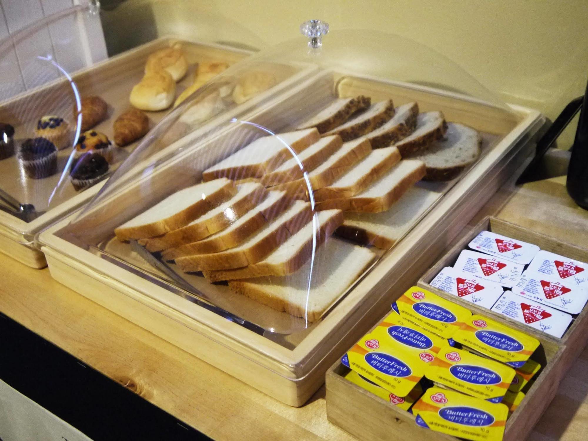 Lee & No Guesthouse Hongdae Сеул Экстерьер фото