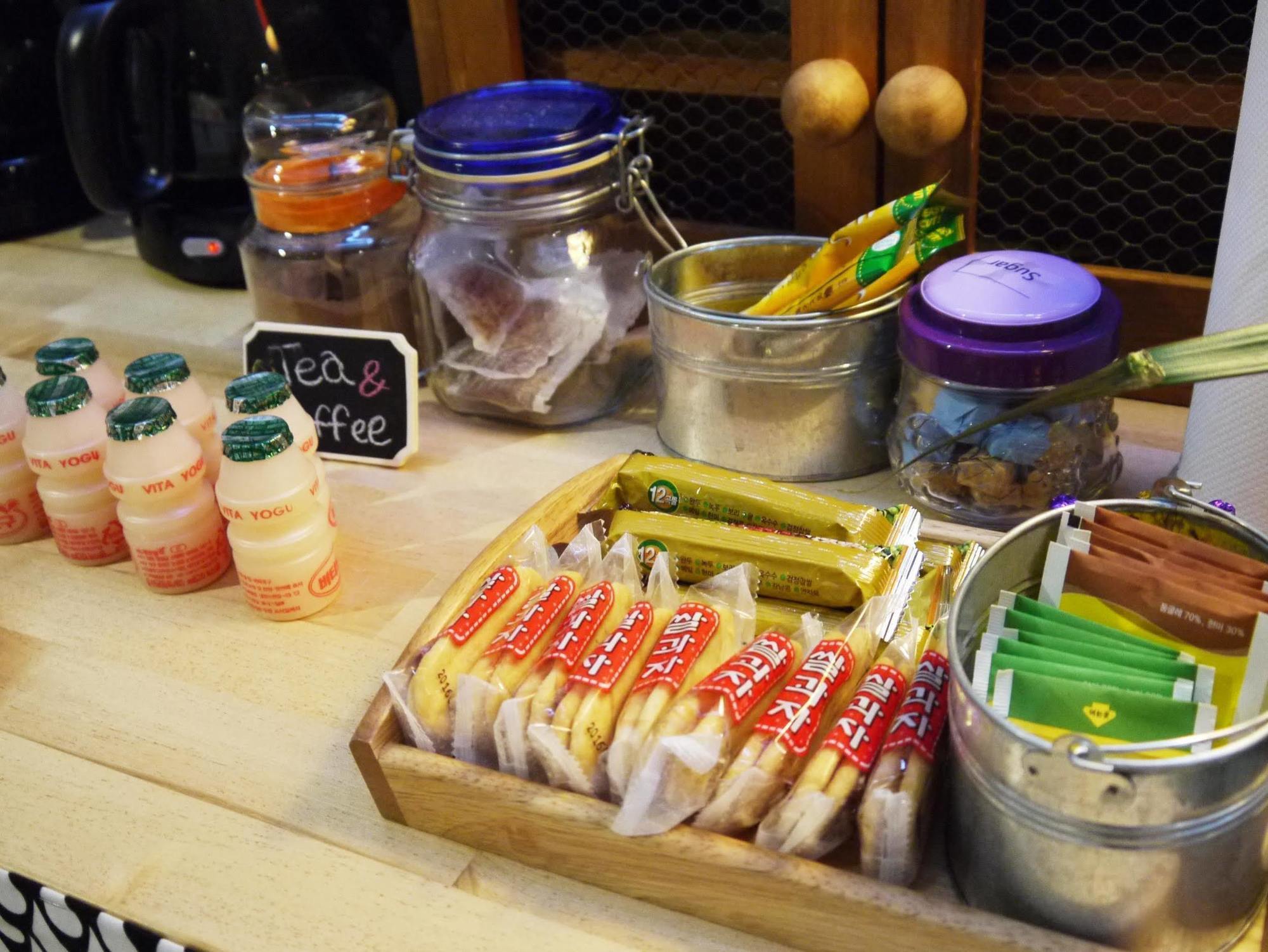 Lee & No Guesthouse Hongdae Сеул Экстерьер фото