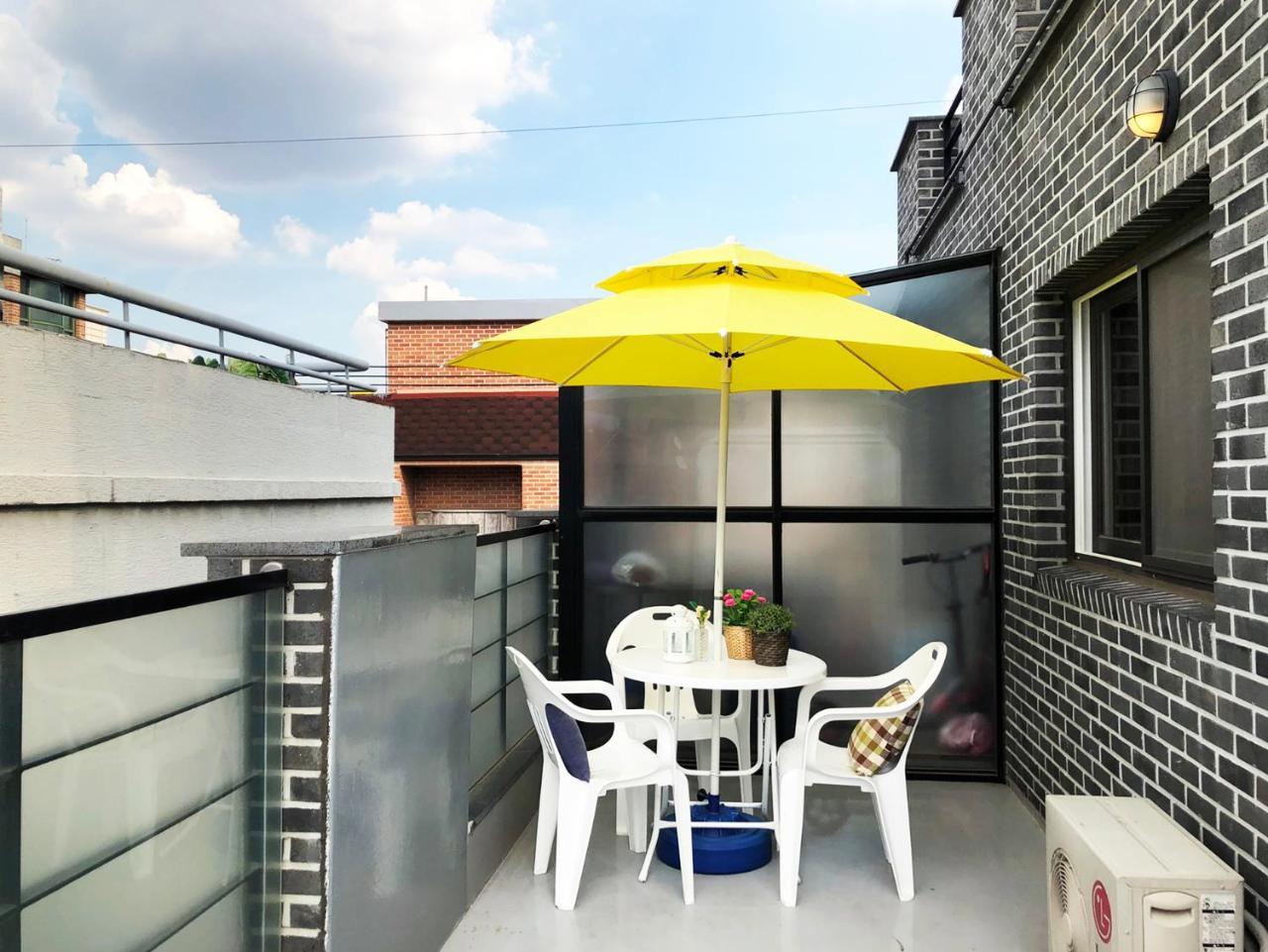Lee & No Guesthouse Hongdae Сеул Экстерьер фото