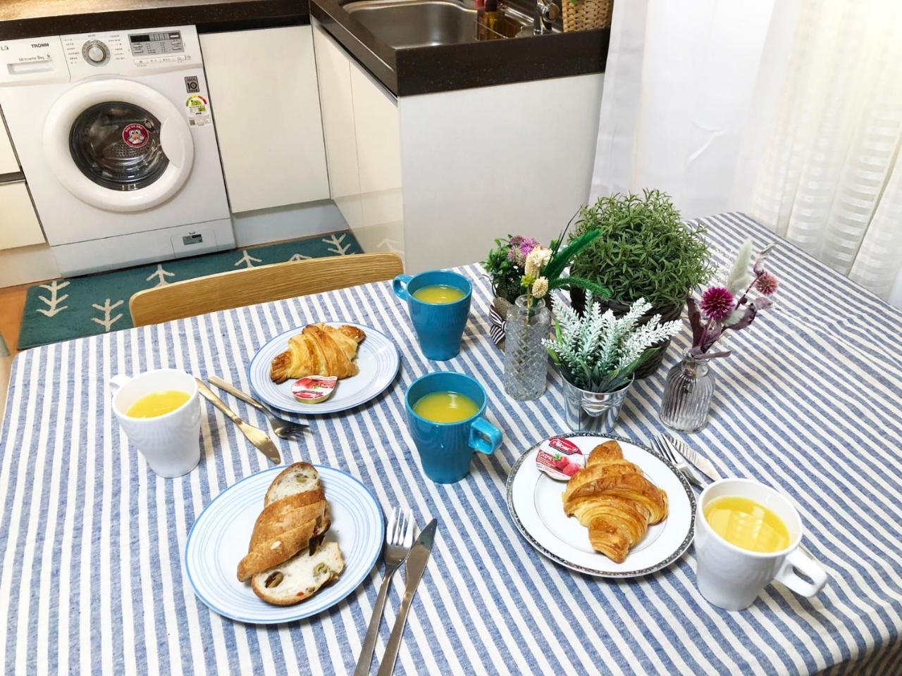 Lee & No Guesthouse Hongdae Сеул Экстерьер фото