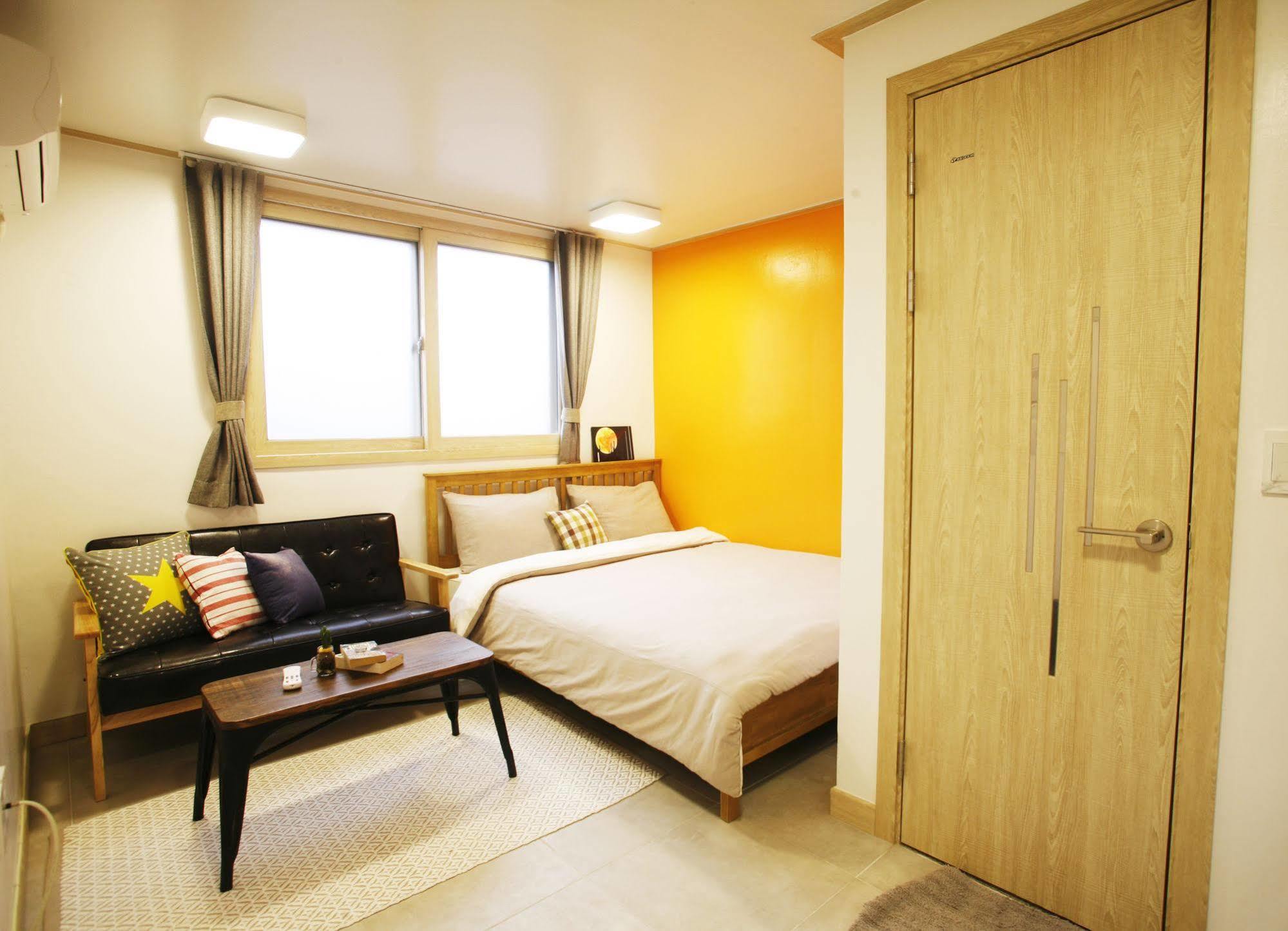 Lee & No Guesthouse Hongdae Сеул Экстерьер фото