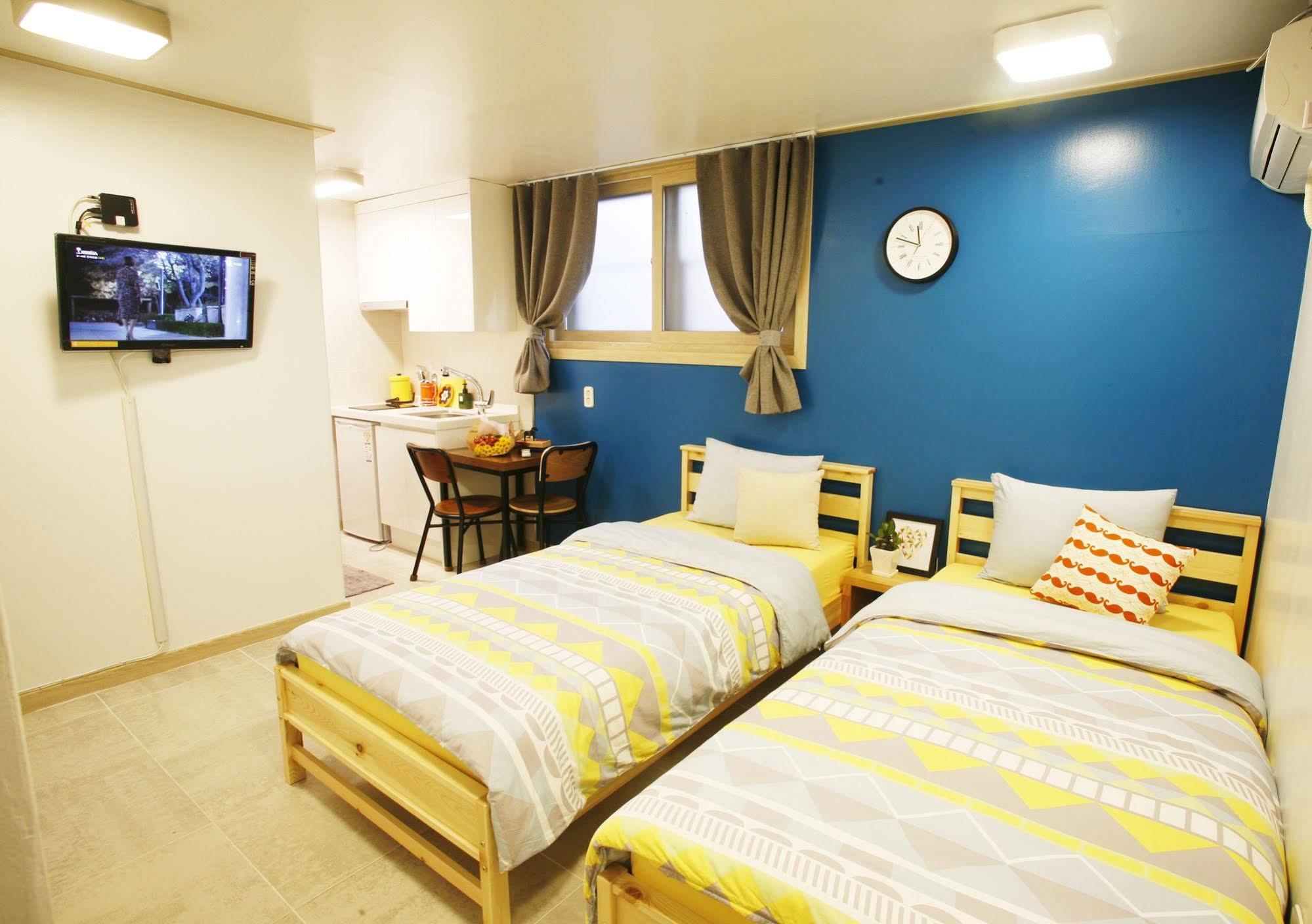 Lee & No Guesthouse Hongdae Сеул Экстерьер фото